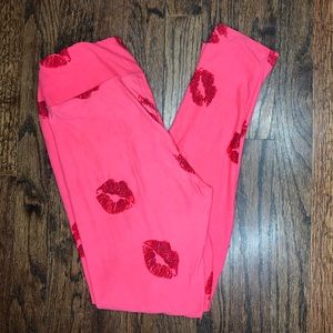 Holiday Valentine’s Day lip lularoe leggings